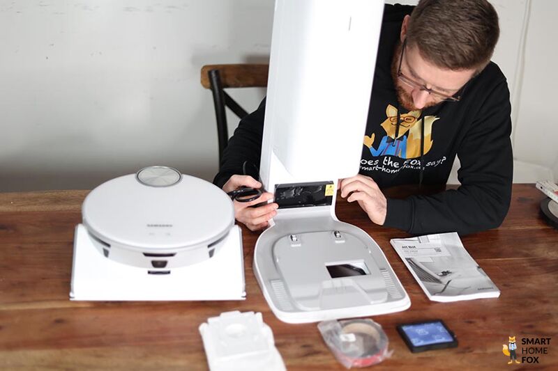 Der gesamte Lieferumfang des Samsung Jet Bot AI+ steht auf dem Tisch.